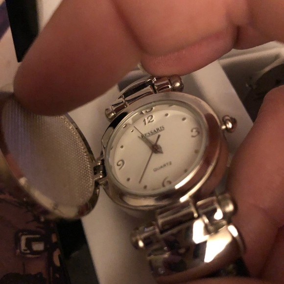 🌴Vintage Kessaris Dolphin Watch and Bracelet Gift Set- 430 $40 or $35 w/offer - Picture 3 of 8